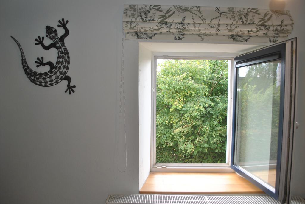 Celinie'S Guest House Gerin Exteriör bild